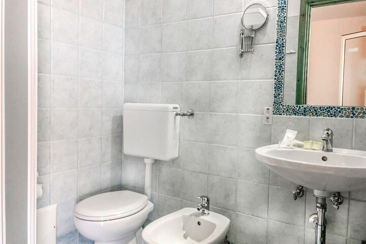 Room 2 of 74