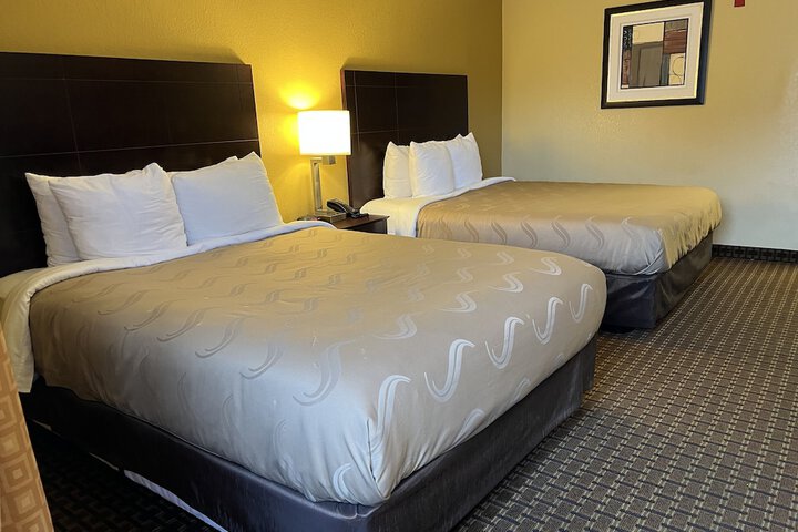 2 Queen Beds (3 of 6)