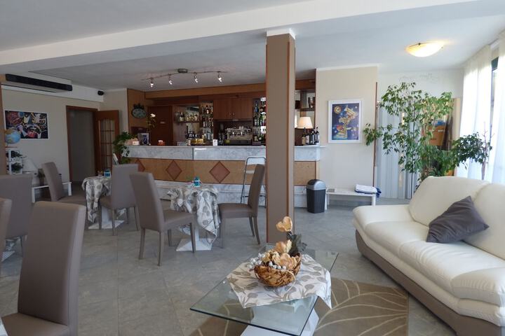 Lounge 18 of 28