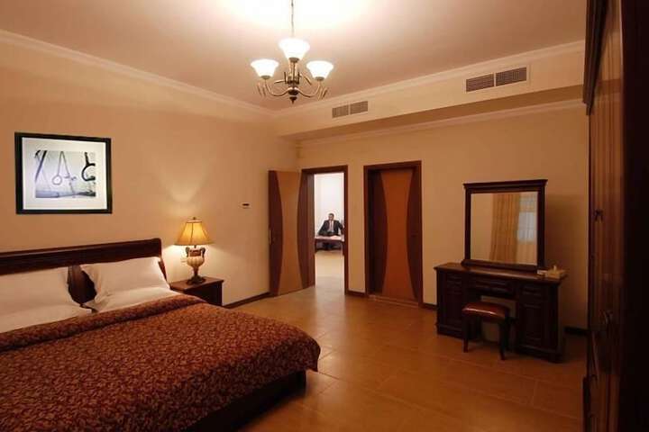Room 4 of 11