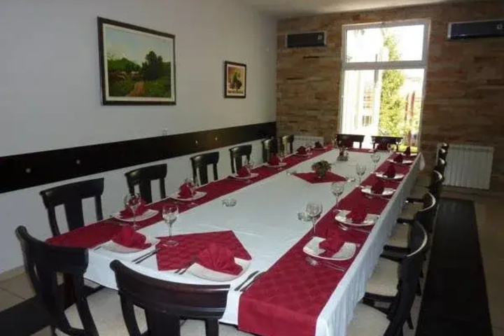 Dining 10 of 13