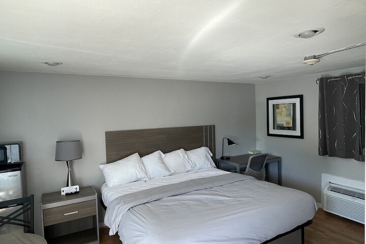 1 King Bed (3 of 18)