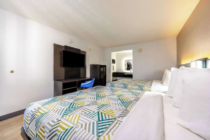 1 Queen Bed (7 of 7)