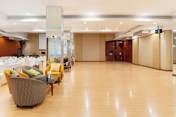 Ballroom/Hall 127 of 140