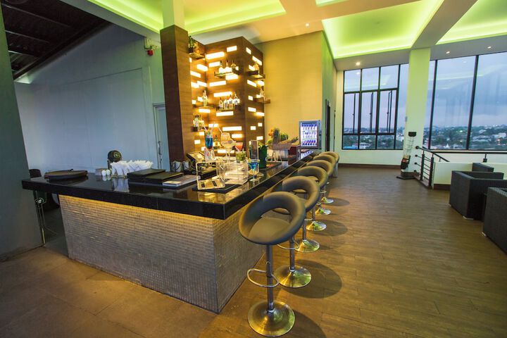 Lounge 55 of 86