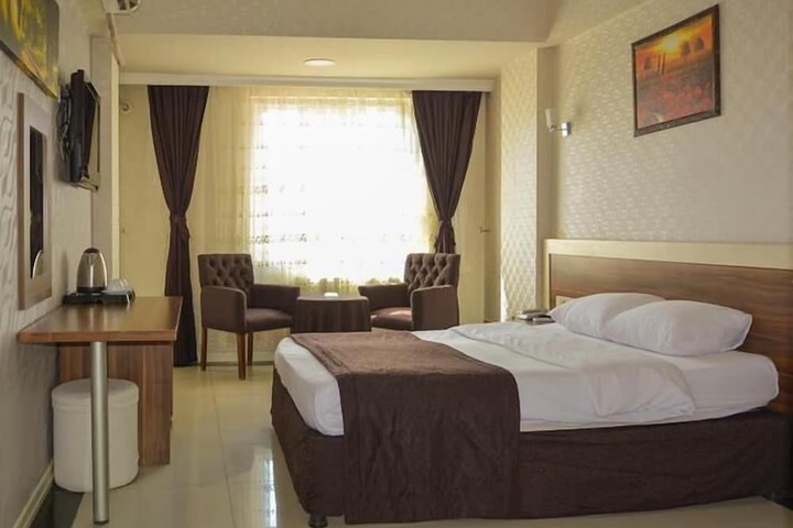 Room 5 of 8