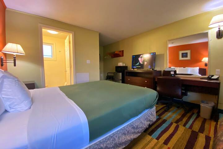 1 Queen Bed (6 of 6)