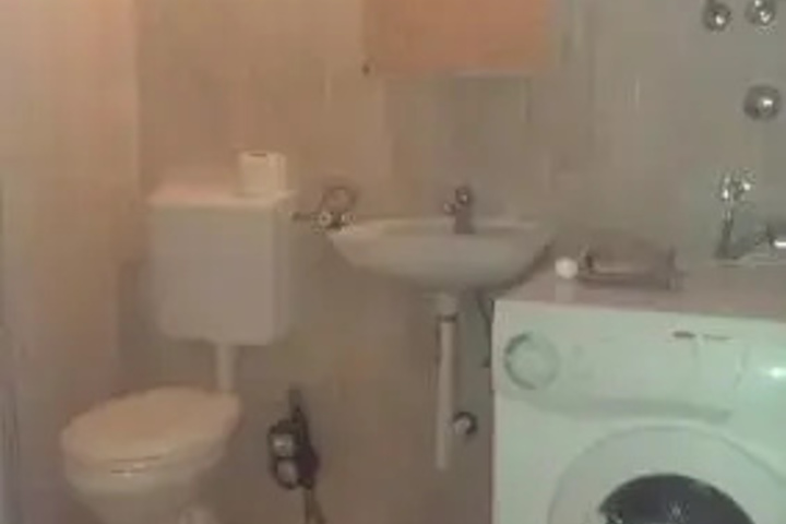 Room 4 of 10