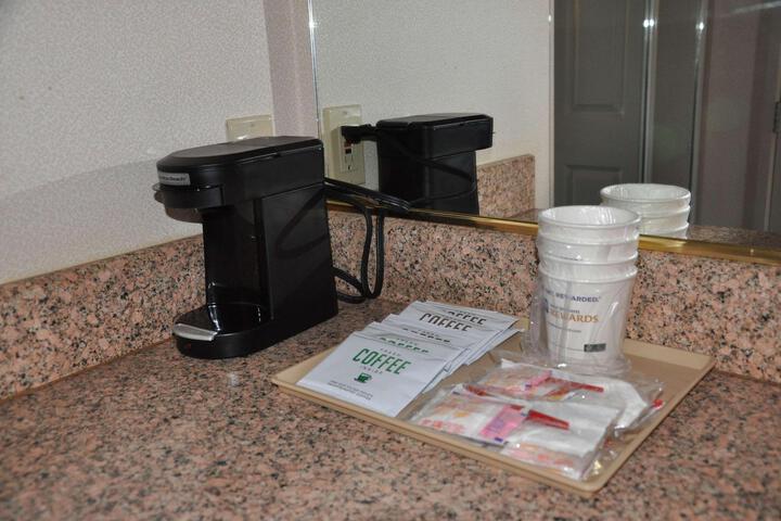 2 Queen Beds Flatsc Microfridge High Speed Continental Breakfast (4 of 7)