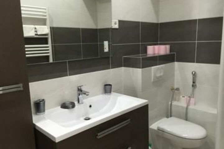 Room 18 of 200