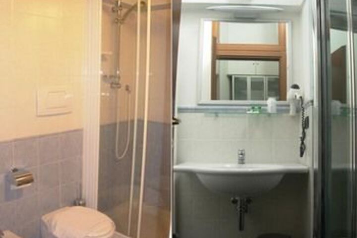 Room 7 of 12
