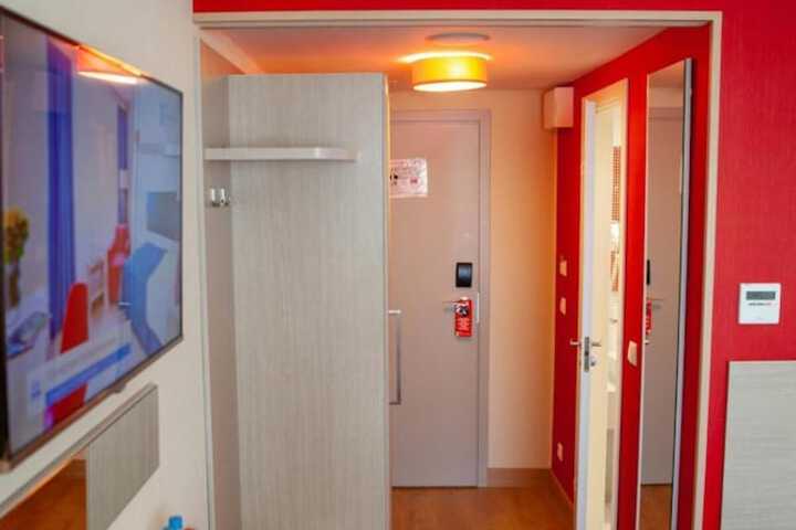 Room 30 of 68