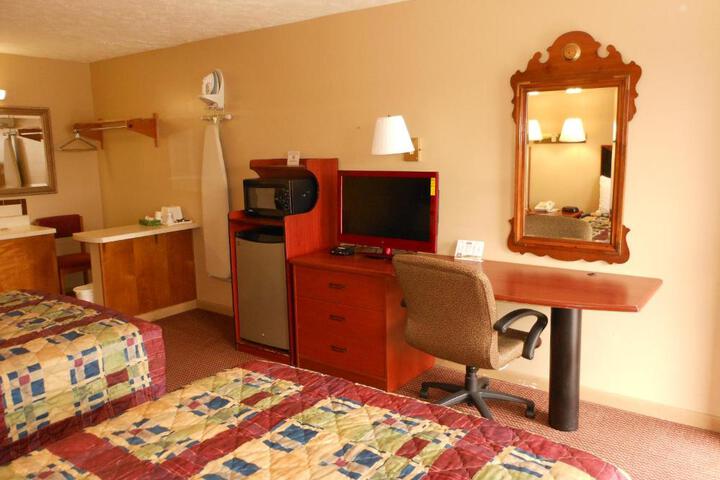 2 Queen Beds (8 of 10)