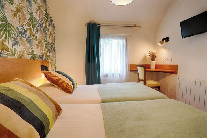 Room 102 of 191