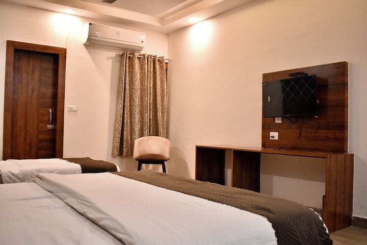 Room 13 of 25