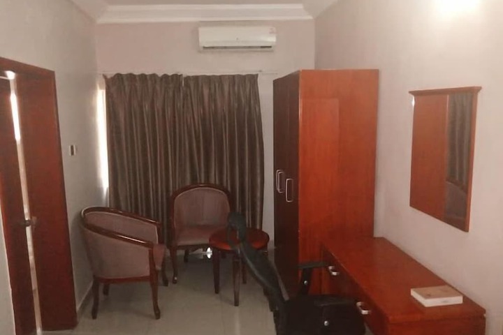 Room 10 of 33