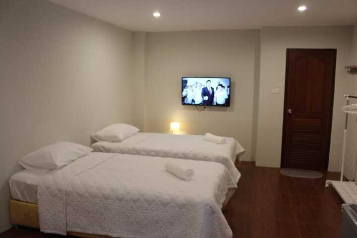 Room 9 of 33