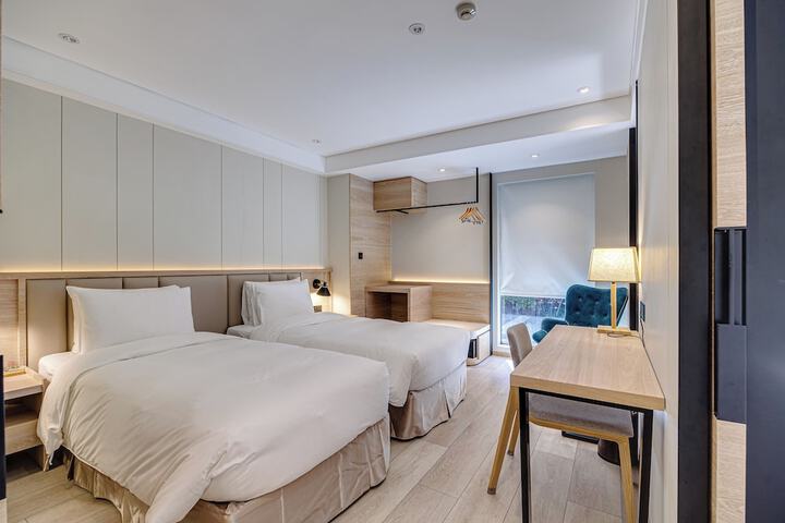 Room 33 of 85