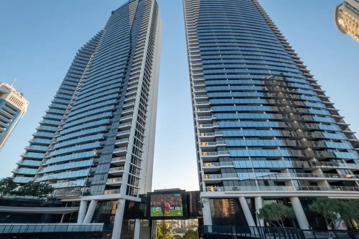 Circle on Cavill Luxury 2-Bedroom Ocean Views