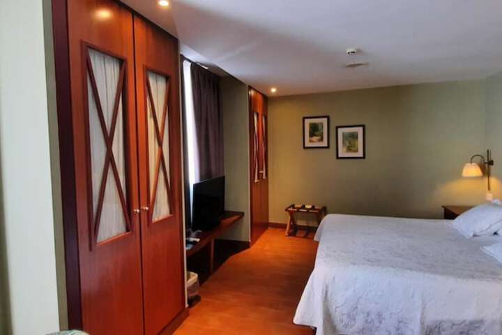 Room 5 of 76