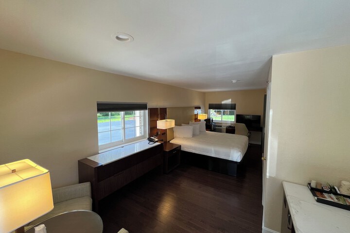 1 King Bed (9 of 13)
