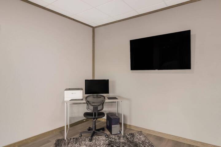 Business Center 27 of 29