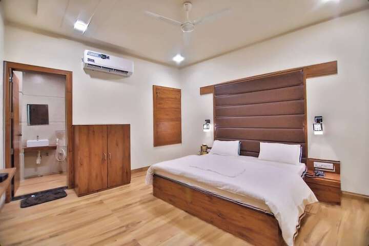 Room 6 of 9