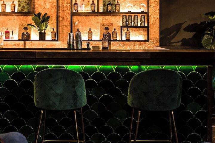 Lounge 124 of 143