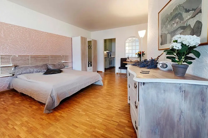 Room 4 of 18
