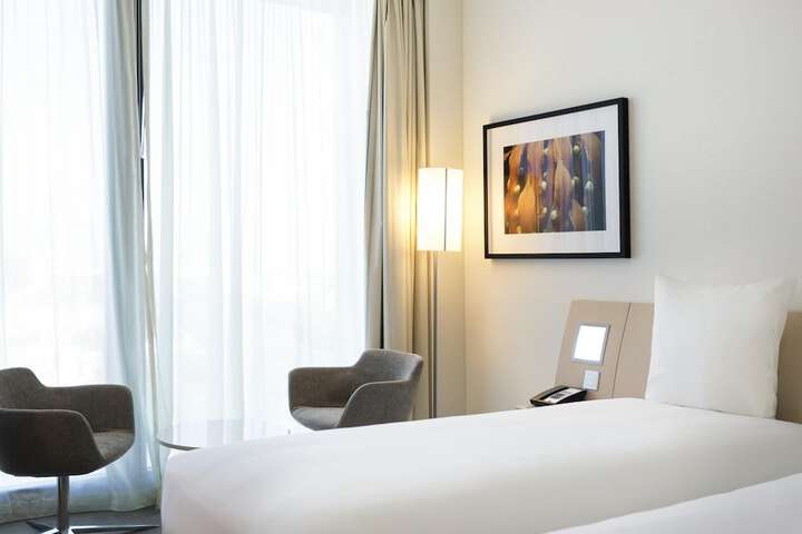 Room 25 of 103