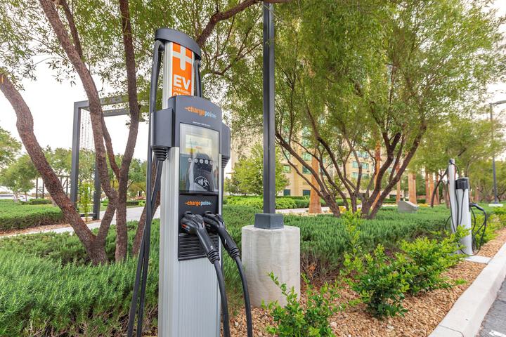Electric vehicle charging station