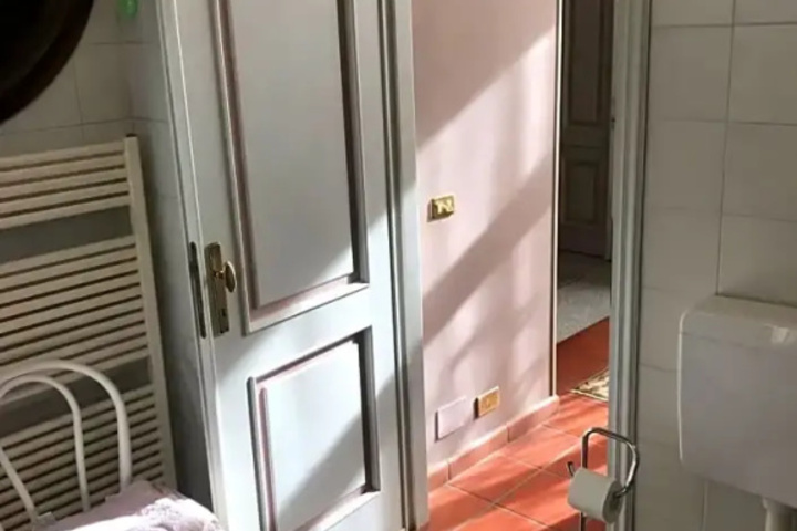 Room 5 of 18