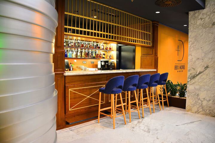 Lounge 46 of 65