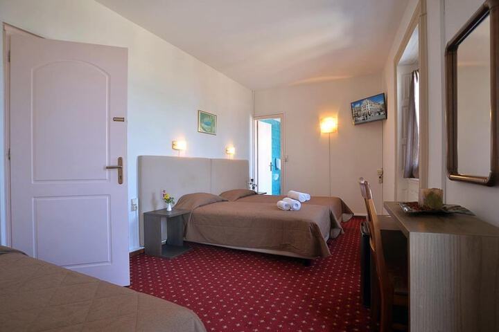 Room 12 of 50
