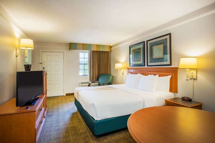1 King Bed Deluxe Room (3 of 21)