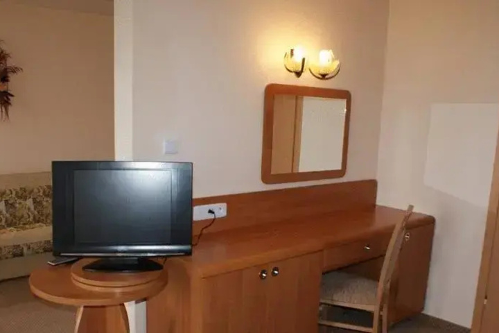 Room 5 of 10