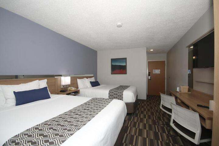 1 Queen Bed (8 of 14)