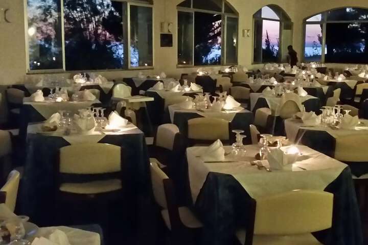 Dining 8 of 15