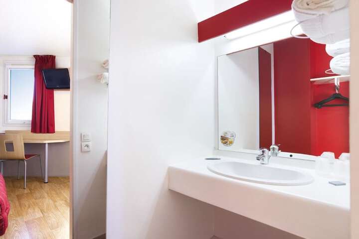 Room 16 of 40