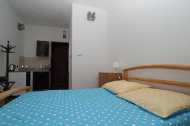 Room 8 of 9