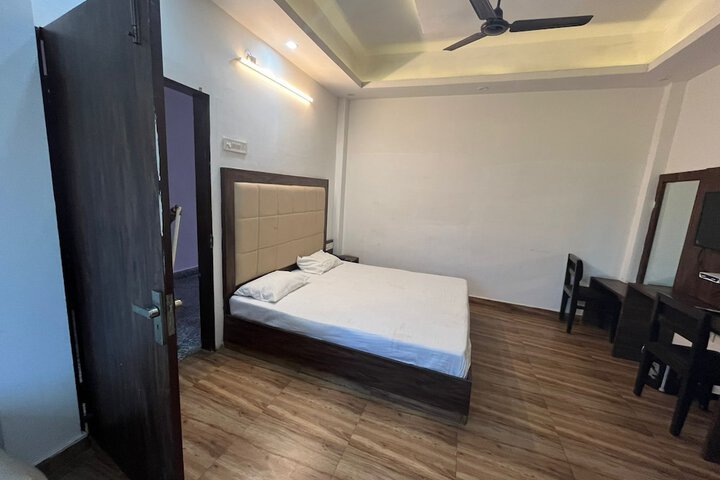 Room 10 of 14