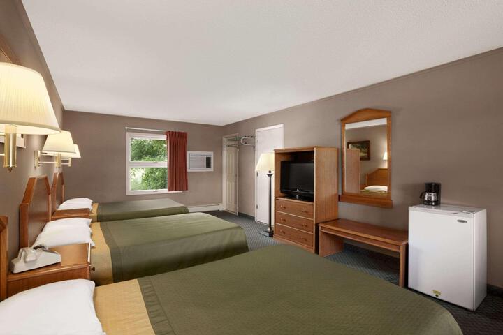 2 Double Beds Pool View (13 of 19)