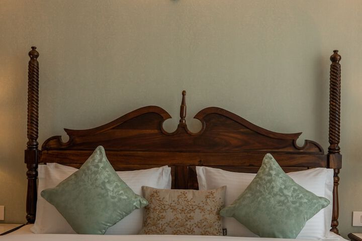 Room 10 of 28