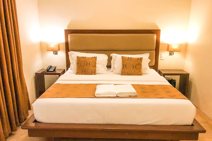 Room 25 of 77