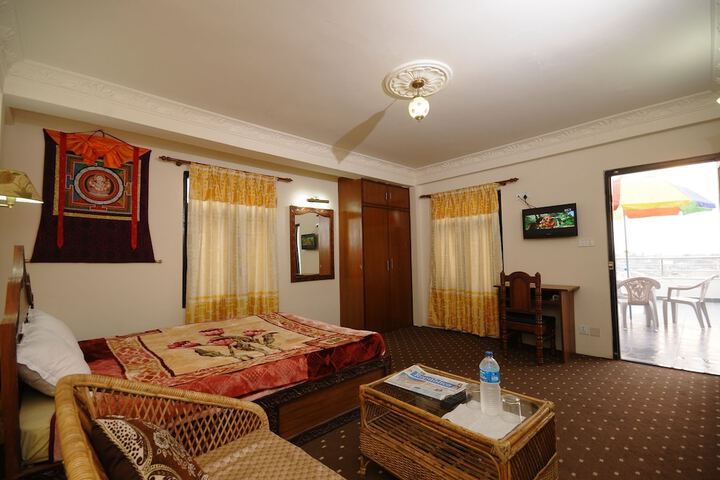 Room 8 of 12