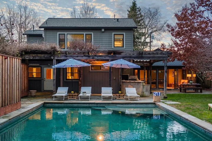 Pool 11 of 20