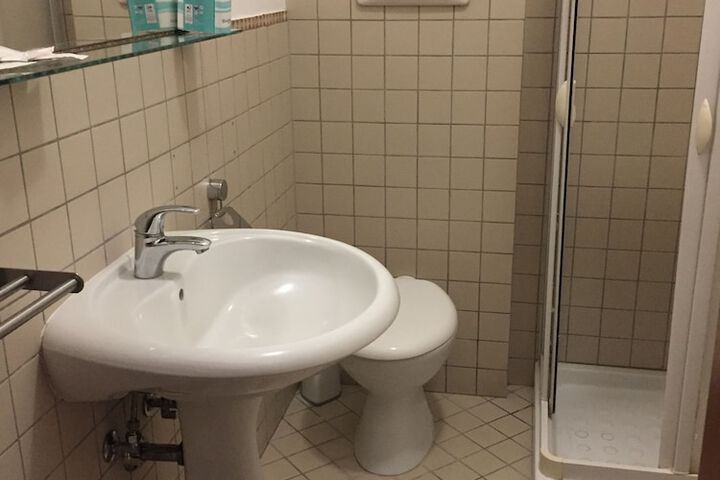 Room 9 of 25