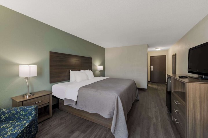 1 King Bed (4 of 10)