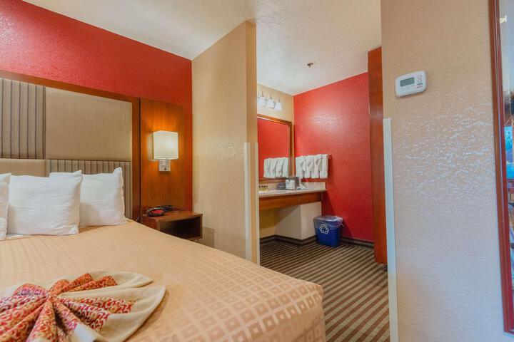 1 King Bed Sofa Bed For 1 Person WiFi Full Breakfast (4 of 13)