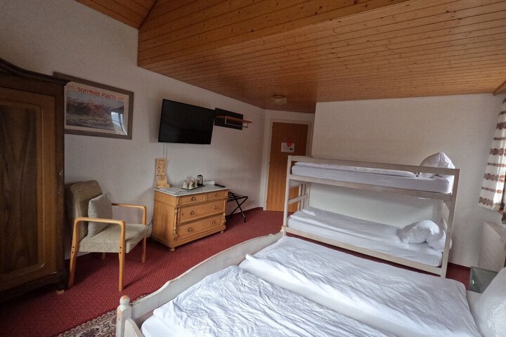Room 7 of 173